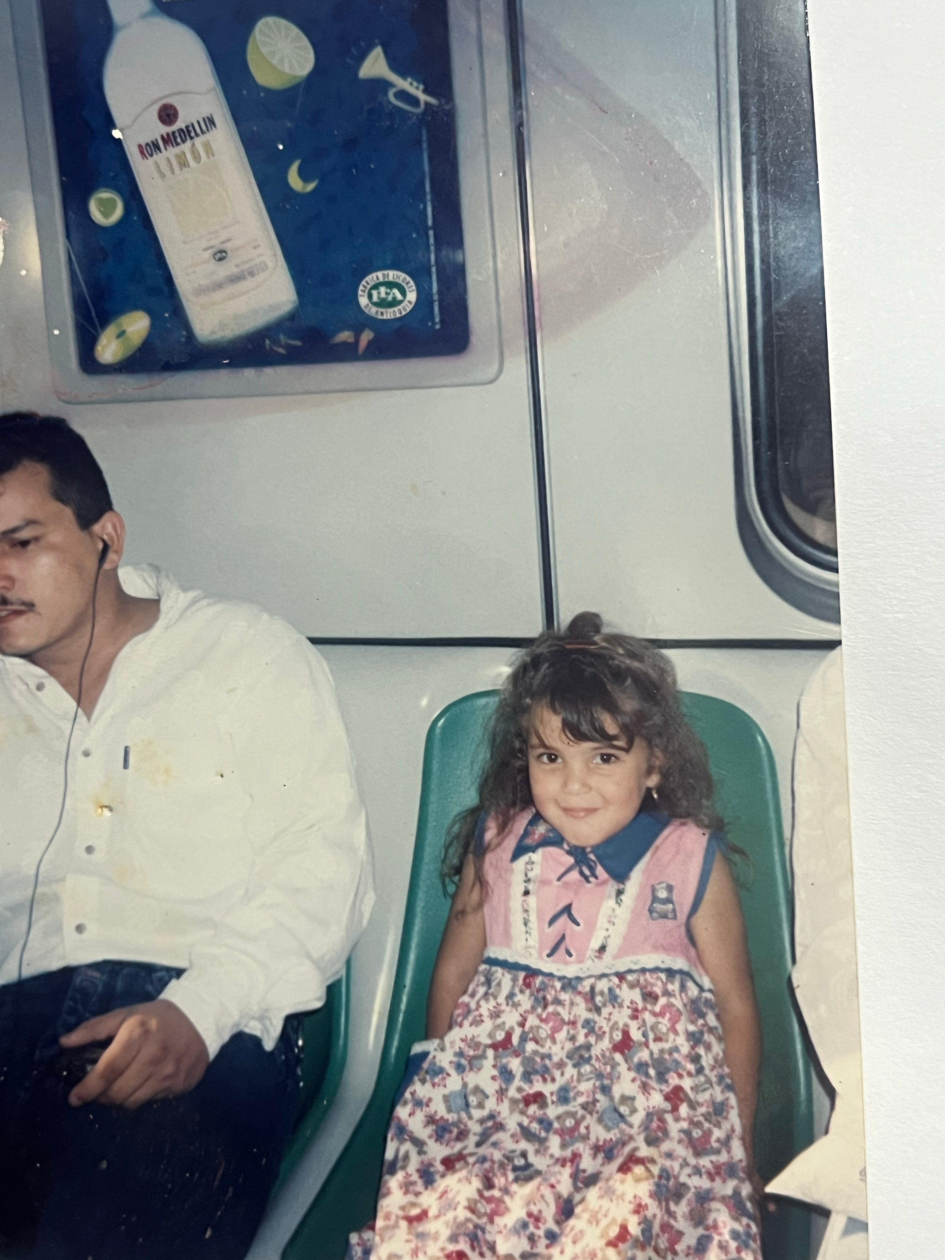 Andrea Echeverry, a sus 5 años en su primer viaje en el Metro - 1997