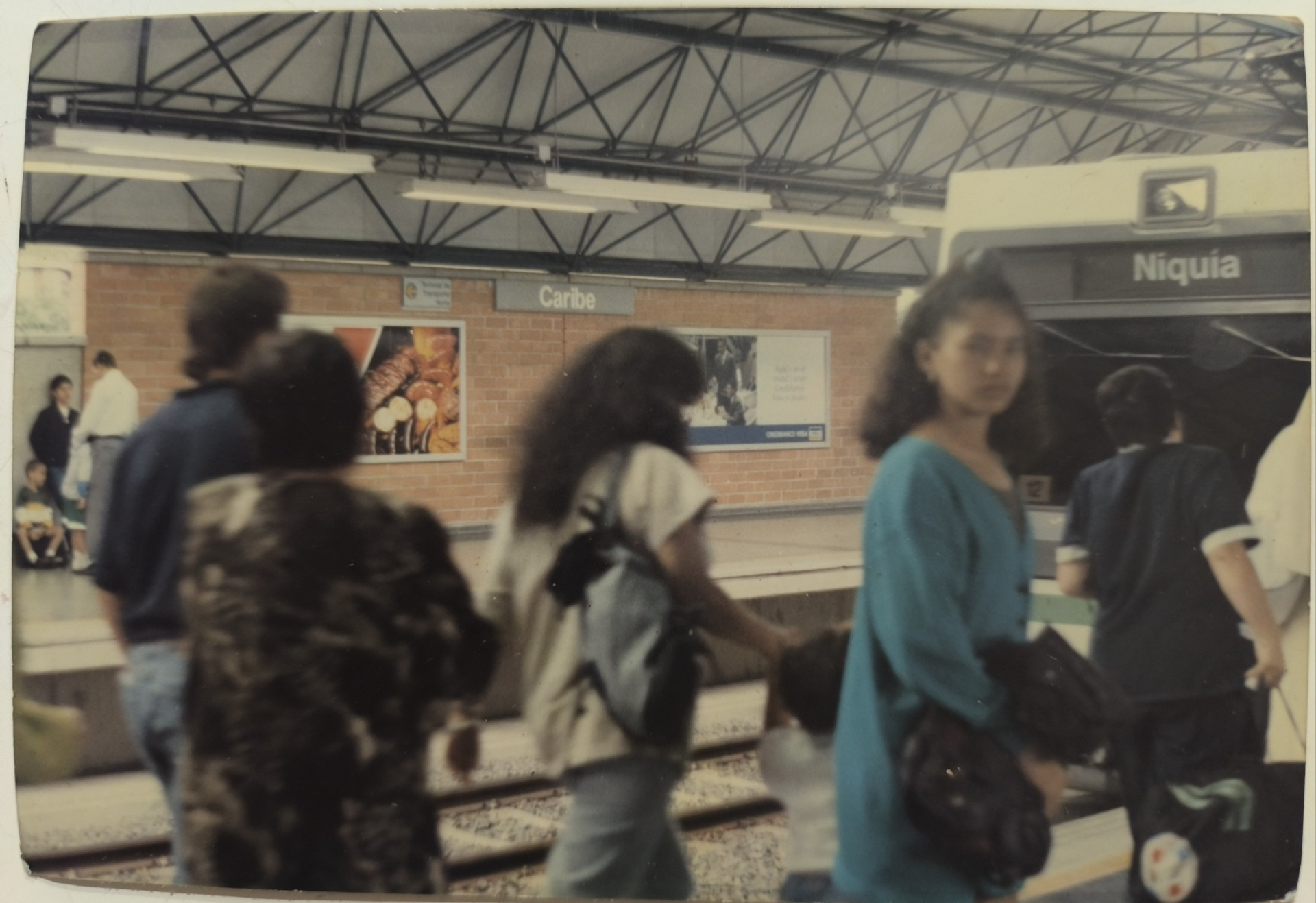 Claudia Patricia, a sus 18 años, hoy tiene 48 (La de vestido azul) - 1995