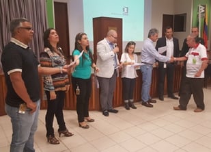 EMOTIVA CEREMONIA Y TESTIMONIO DE LOS 57 COMERCIANTES DE AYACUCHO QUE SE GRADUARON EN FORMACIÓN EMPRESARIAL