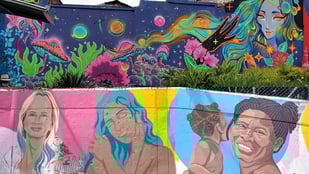 Metro de Medellín hará este viernes la entrega simbólica de dos murales en el Corredor de Ayacucho pintados por mujeres