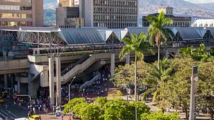 ESTE VIERNES TEJERÁN UNA GRAN BANDERA CON HILOS DE ROPA DONADA EN LA PLAZOLETA DE LA ESTACIÓN PARQUE BERRÍO