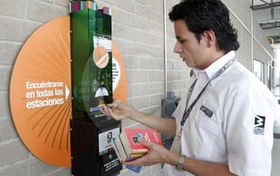 Comfama y el Metro han puesto a rodar un millón de libros con la alianza Palabras Rodantes