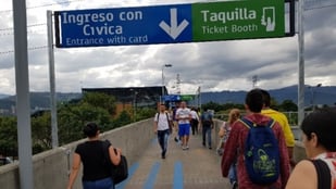 PRESTA ATENCIÓN A LOS CAMBIOS EN EL INGRESO A LA ESTACIÓN POBLADO