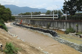 El Metro avanza en obras civiles en el río Medellín para proteger la infraestructura férrea y mitigar riesgos