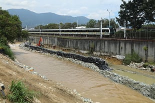 El Metro avanza en obras civiles en el río Medellín para proteger la infraestructura férrea y mitigar riesgos