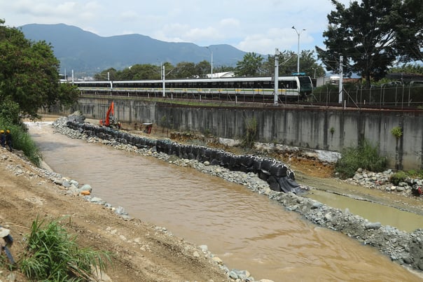 El Metro avanza en obras civiles en el río Medellín para proteger la infraestructura férrea y mitigar riesgos