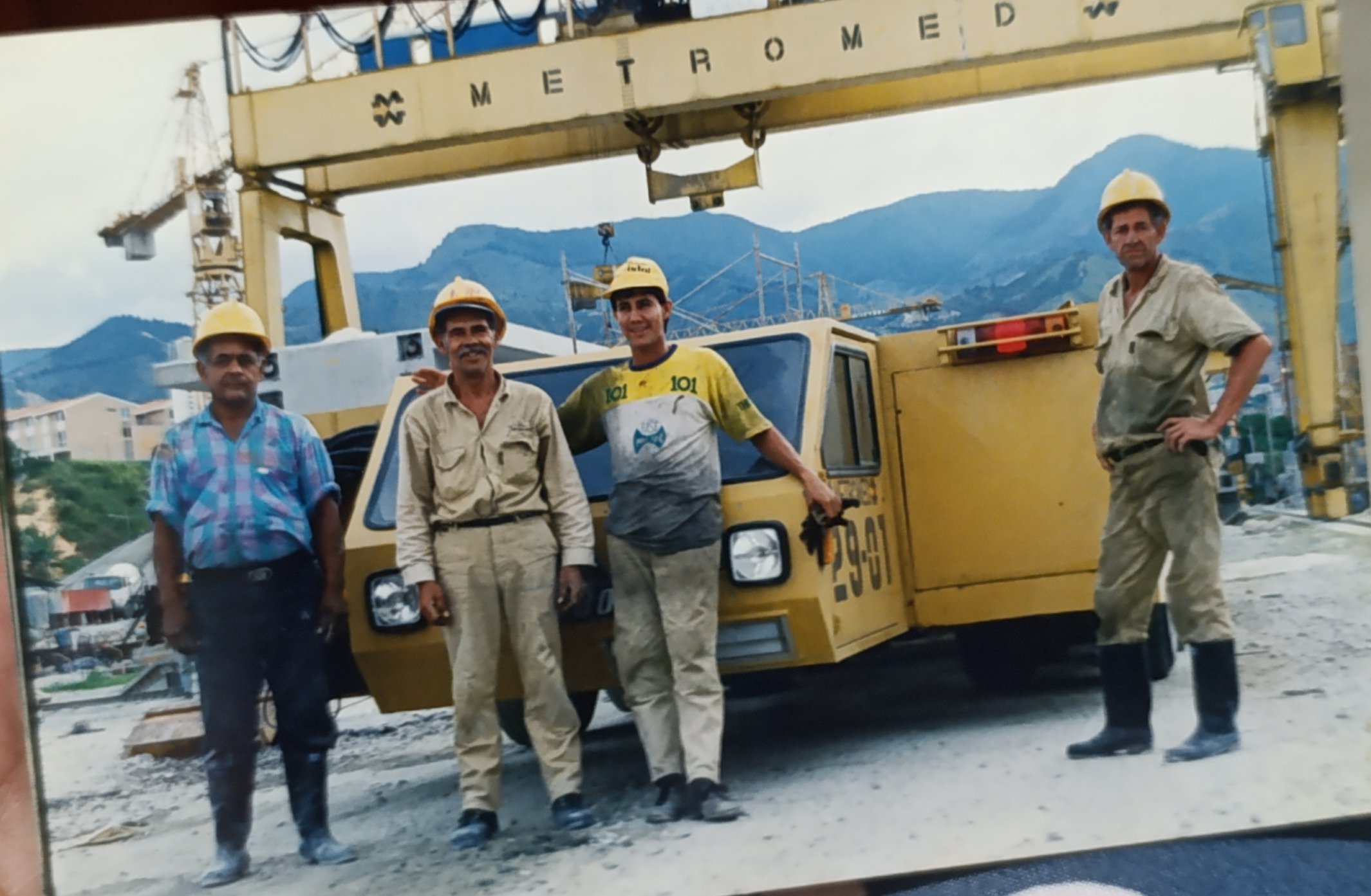 Papá de Bibiana Roldán en las obras del Metro (el que está de café en el medio de los otros hombres)