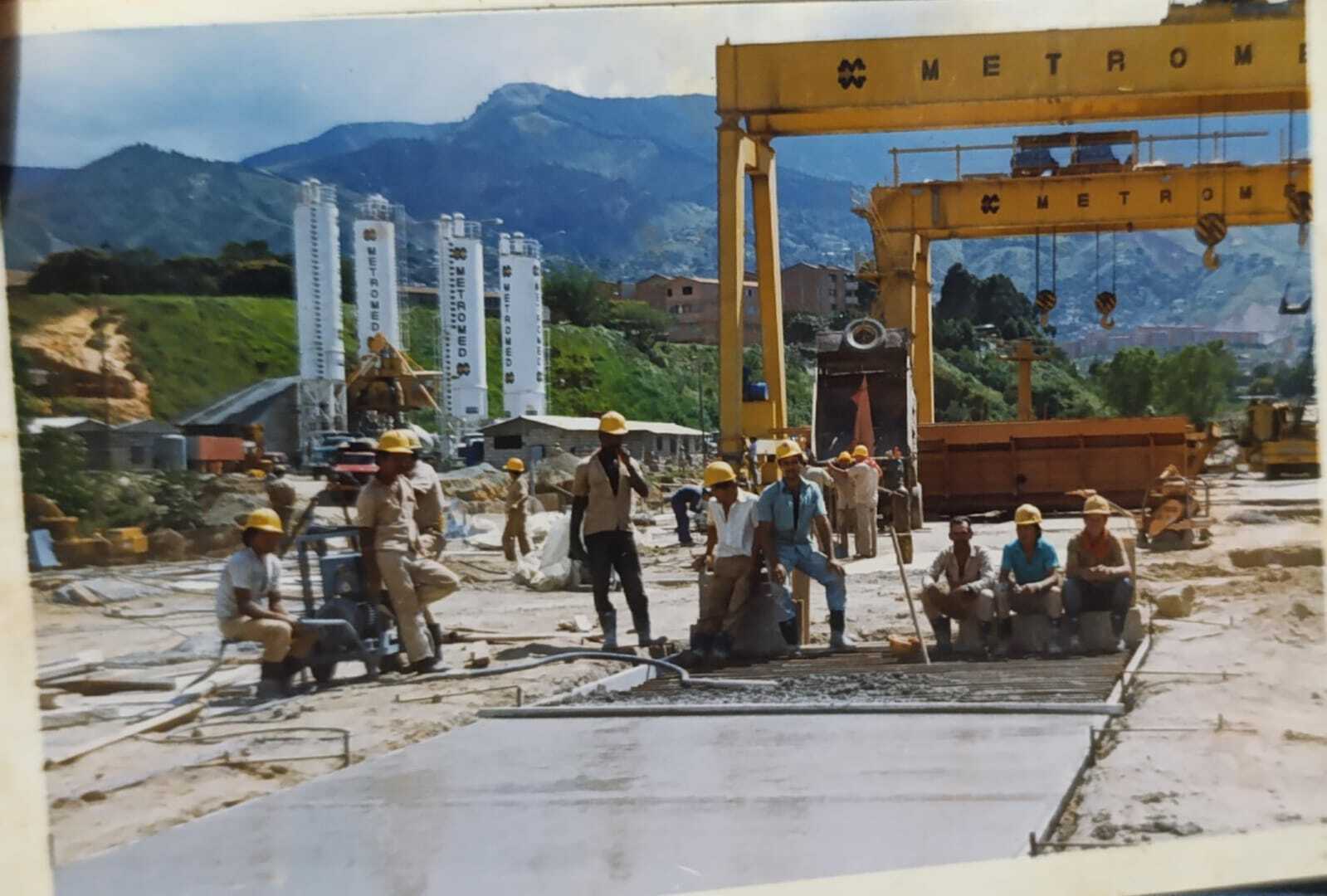 Papá de Bibiana Roldán en las obras del Metro (el que está sentado sin casco)
