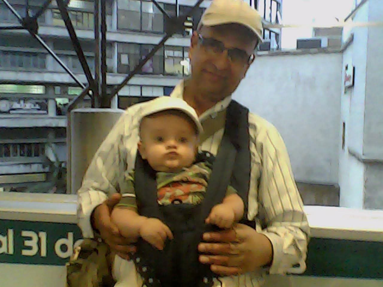 Papá e hijo de Laura Álvarez en la estación Parque Berrío - 2013