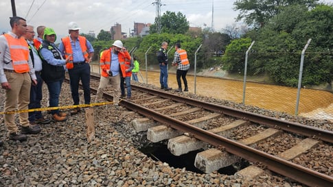 Equipo de mantenimiento del Metro trabaja intensamente para atender falla en el terreno de la vía férrea