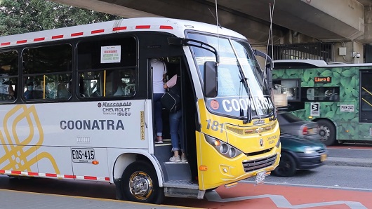Bus de circular Coonatra circulando con otros vehículos cerca a la estación Floresta 