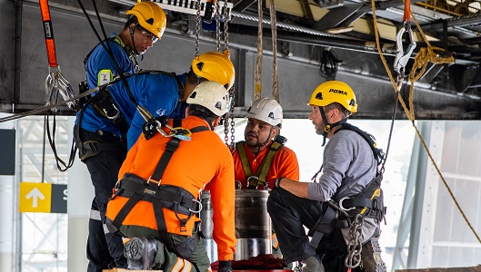 Imagen de servidores del Metro de Medellín en actividades de mantenimeinto en una estación dle metrocable línea J