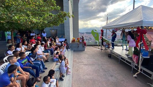 Metro de Medellin, estación, niños, navidad, evento, ciudad, atardecer