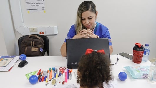 Metro de Medellín, escuchaderos, atención, psicóloga, salud mental, escritorio, conversación. 