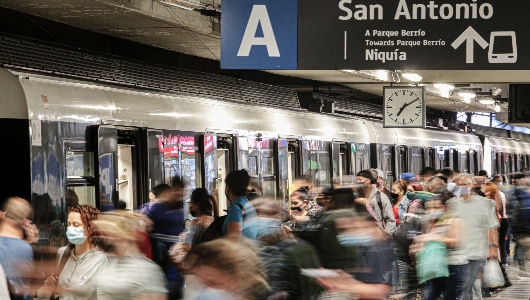 Imagen nocturna de la estación San Antonio del Metro de Medellín, con usuarios saliendo e ingresando al tren.