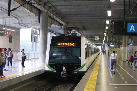 Tren llegando a la estación Acevedo