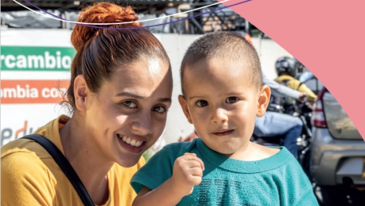 Una madre con su hijo pequeño, habitantes de zona de influencia del Metro de la 80, sonríen a la cámara