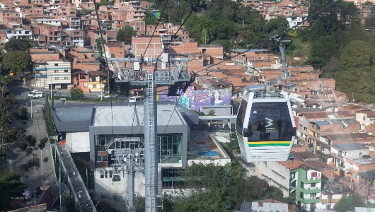 Una cabina del metrocable línea H se acerca a la estación Oriente, que integra con la línea T, tranvía de Ayacucho