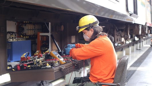 Un servidor del Metro de Medellín realiza mantenimiento a un tren del Sistema de Transporte Masivo del Valle de Aburrá.