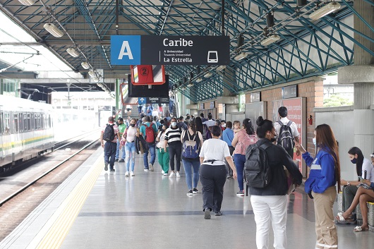 Estación Caribe plataforma con dirección La Estrella