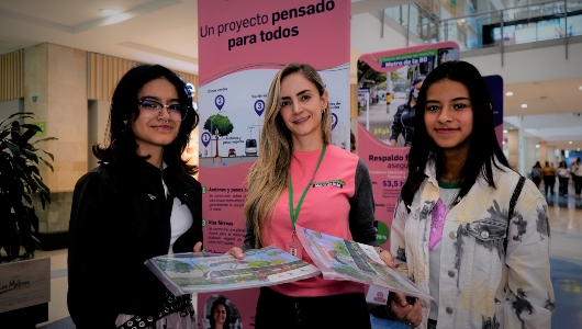 Imagen de la exposición itinerante en el Centro Comercial Los Molinos. Las exposiciones cuentan siempre con el acompañamiento de profesionales que atienden a las personas que desean conocer más en detalle la información.