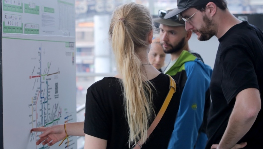 Turistas consultan un mapa de la red Metro en la estación Arví de la línea L.