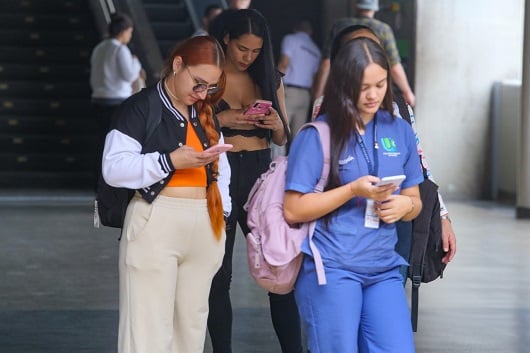 Usuarios en la plataforma de la estación San Antonio del Metro de Medellín usando sus celulares