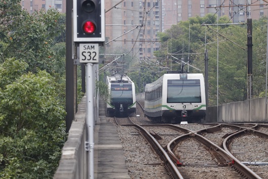 Trenes, vía férrea, línea B Metro de Medellín